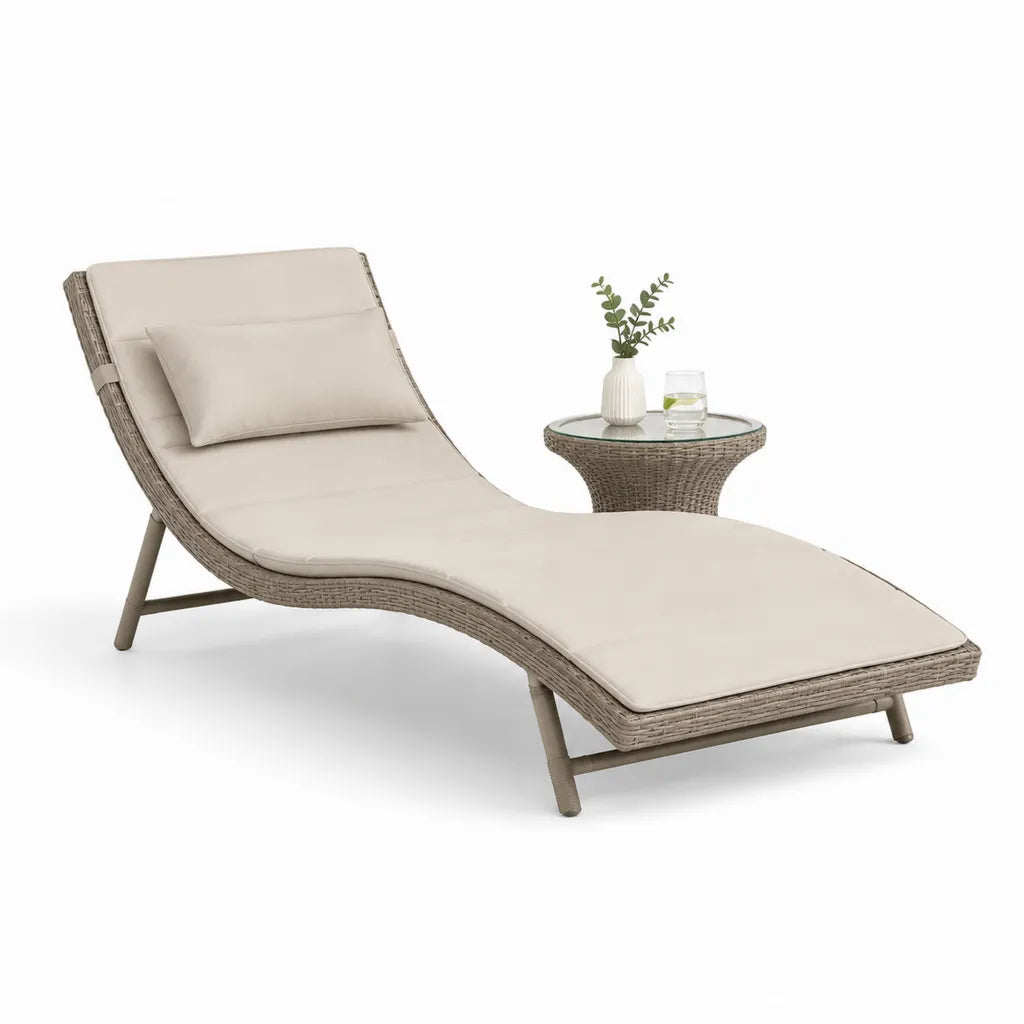 Set lettino prendisole curvo con tavolino in rattan PE e acciaio beige 195 x 65 x 88 cm